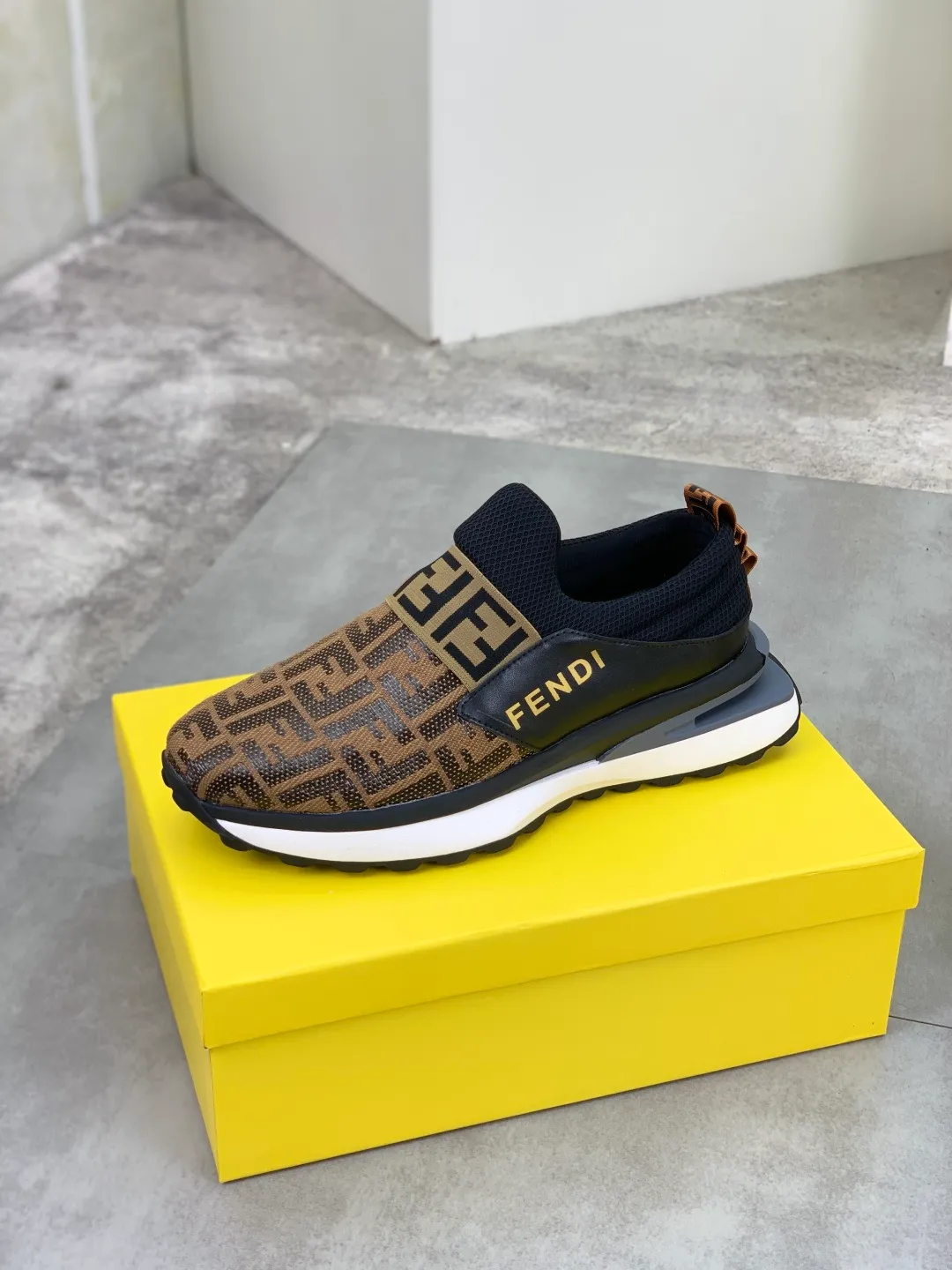 ​Men's shoes 💰P440 💰【New】Little monster 🆘 New FENDI 🕶️🕶️Simple routing effect, showing an elegant and cool driving shoe 🎬Using imported calfskin + first-layer pigskin lining🐂Excellent material🎬Detailed workmanship 🤗Comfortable foot feel➰➰. ​Pair it with any outfit to show your taste and temperament, low-key luxury ♻️Design ​simple and elegant ​noble and fashionable 🍃​Very loved and favored by trendy men 💓❤️size: 38-44 (45 customized) 3️⃣colors available